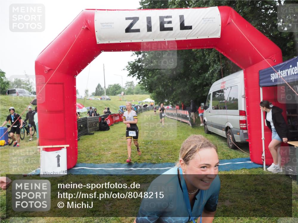 21.06.2025 - 27. Vierlanden-Triathlon MichiJ http://msf.ph/oto/8048215 15.06.2026 14:18:50 Ziel 1216, 1228 meine-sportfotos.de