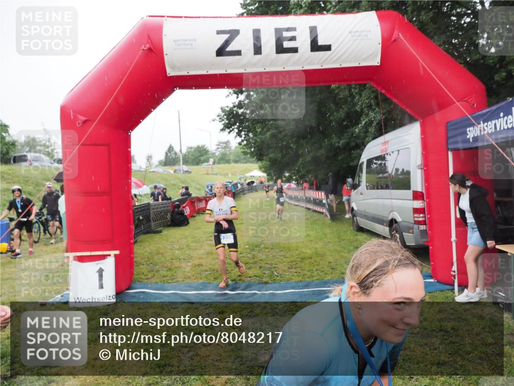 21.06.2025 - 27. Vierlanden-Triathlon MichiJ http://msf.ph/oto/8048217 15.06.2026 14:18:50 Ziel 1216, 1228 meine-sportfotos.de