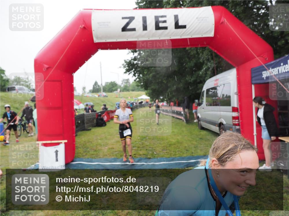 21.06.2025 - 27. Vierlanden-Triathlon MichiJ http://msf.ph/oto/8048219 15.06.2026 14:18:50 Ziel 1216, 1228 meine-sportfotos.de