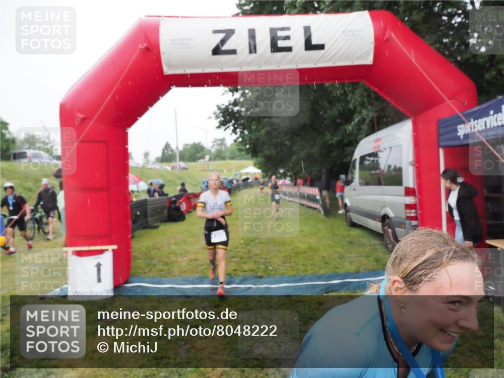 21.06.2025 - 27. Vierlanden-Triathlon MichiJ http://msf.ph/oto/8048222 15.06.2026 14:18:50 Ziel 1216, 1228 meine-sportfotos.de
