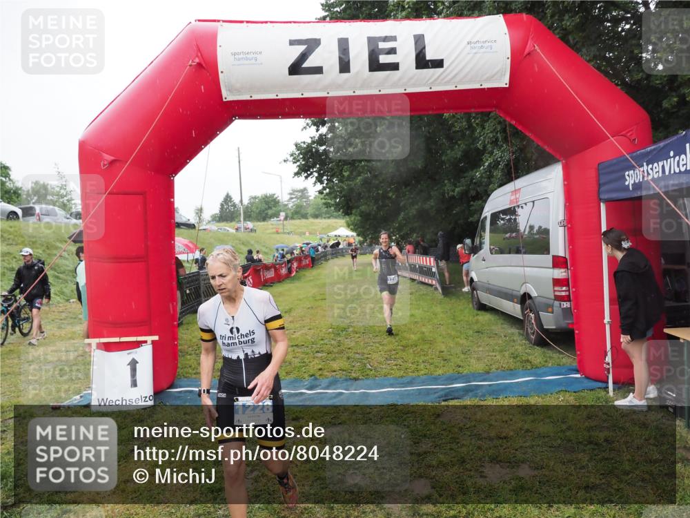 21.06.2025 - 27. Vierlanden-Triathlon MichiJ http://msf.ph/oto/8048224 15.06.2026 14:18:52 Ziel 1216, 1228 meine-sportfotos.de