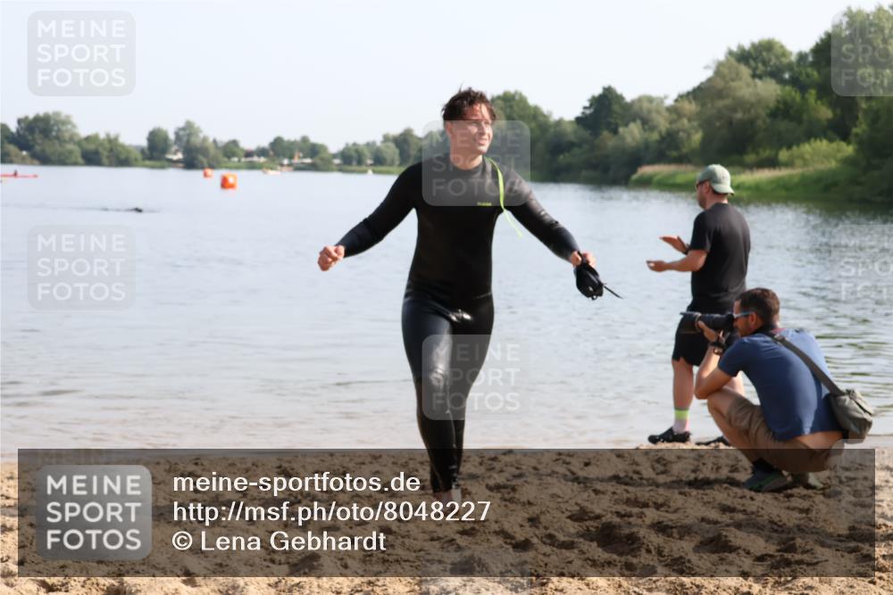 15.06.2025 - 27. Vierlanden-Triathlon Lena Gebhardt http://msf.ph/oto/8048227 15.06.2025 09:00:39 Schwimmen 58 meine-sportfotos.de