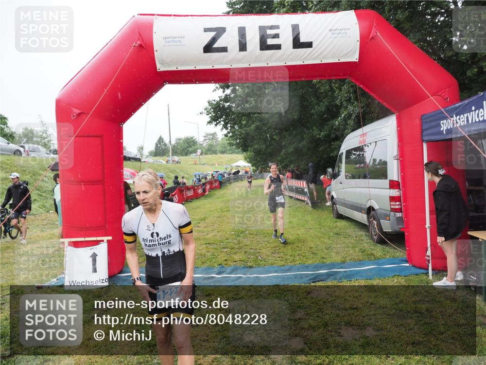 21.06.2025 - 27. Vierlanden-Triathlon MichiJ http://msf.ph/oto/8048228 15.06.2026 14:18:52 Ziel 1216, 1228 meine-sportfotos.de