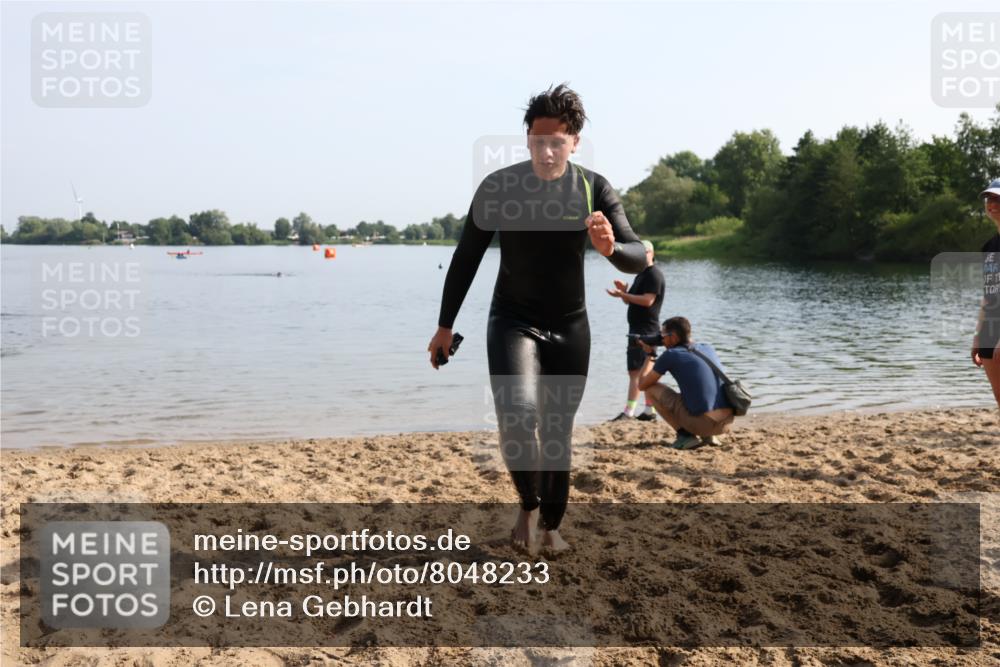 15.06.2025 - 27. Vierlanden-Triathlon Lena Gebhardt http://msf.ph/oto/8048233 15.06.2025 09:00:41 Schwimmen 58, 217 meine-sportfotos.de