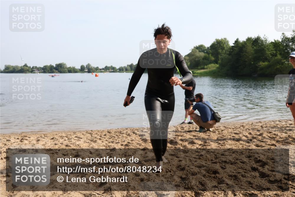 15.06.2025 - 27. Vierlanden-Triathlon Lena Gebhardt http://msf.ph/oto/8048234 15.06.2025 09:00:41 Schwimmen 58, 217 meine-sportfotos.de