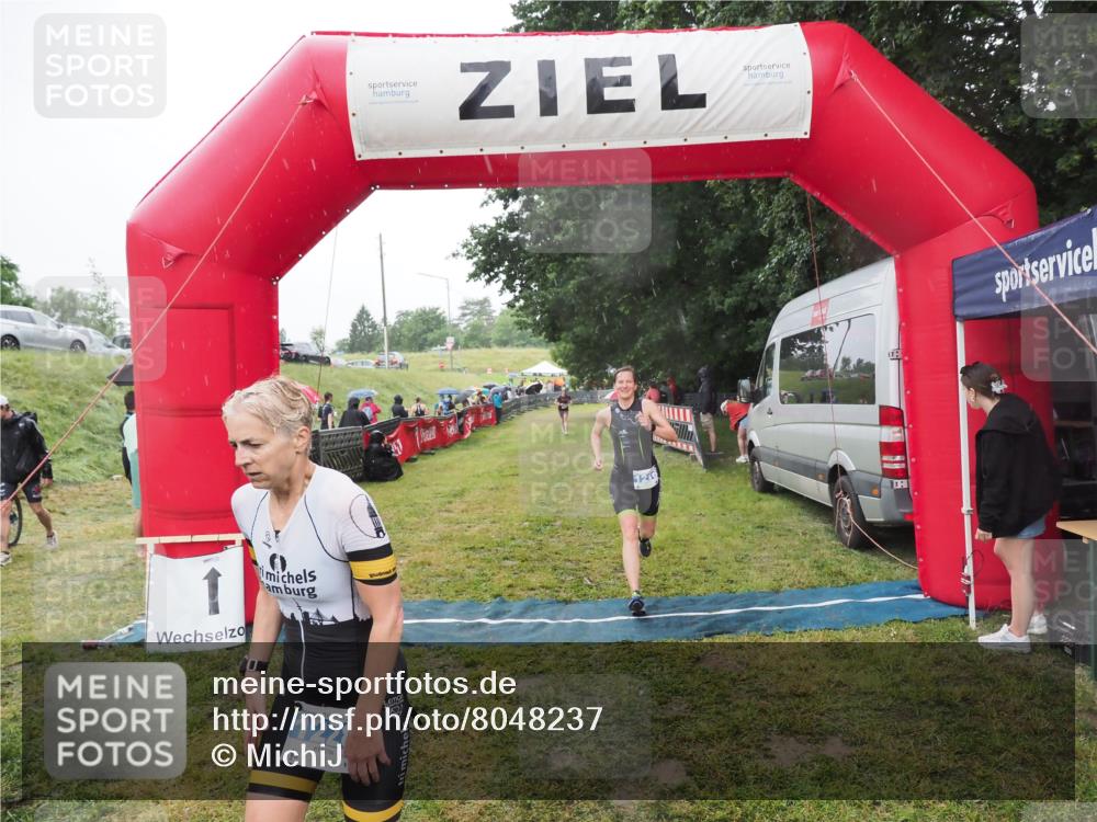 21.06.2025 - 27. Vierlanden-Triathlon MichiJ http://msf.ph/oto/8048237 15.06.2026 14:18:52 Ziel 1216, 1228 meine-sportfotos.de
