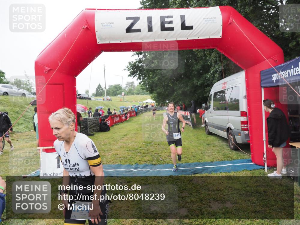 21.06.2025 - 27. Vierlanden-Triathlon MichiJ http://msf.ph/oto/8048239 15.06.2026 14:18:52 Ziel 1216, 1228 meine-sportfotos.de