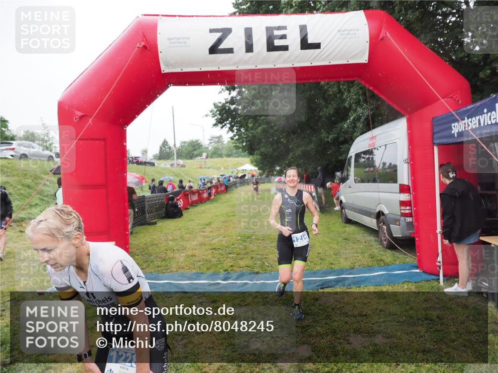 21.06.2025 - 27. Vierlanden-Triathlon MichiJ http://msf.ph/oto/8048245 15.06.2026 14:18:53 Ziel 1216, 1228 meine-sportfotos.de