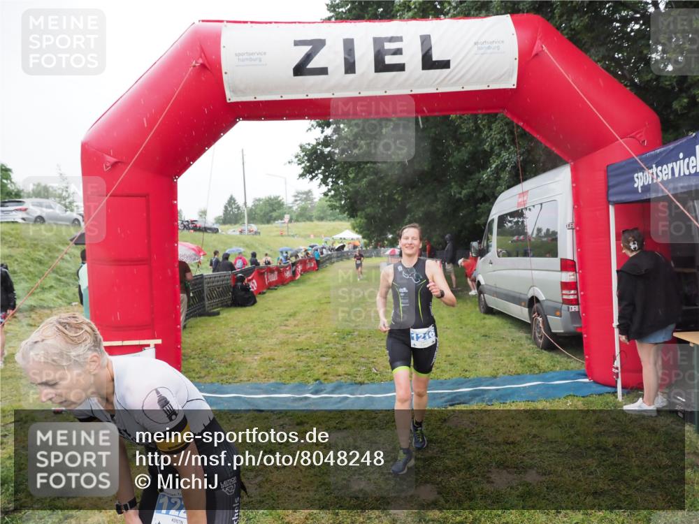 21.06.2025 - 27. Vierlanden-Triathlon MichiJ http://msf.ph/oto/8048248 15.06.2026 14:18:53 Ziel 1216, 1228 meine-sportfotos.de