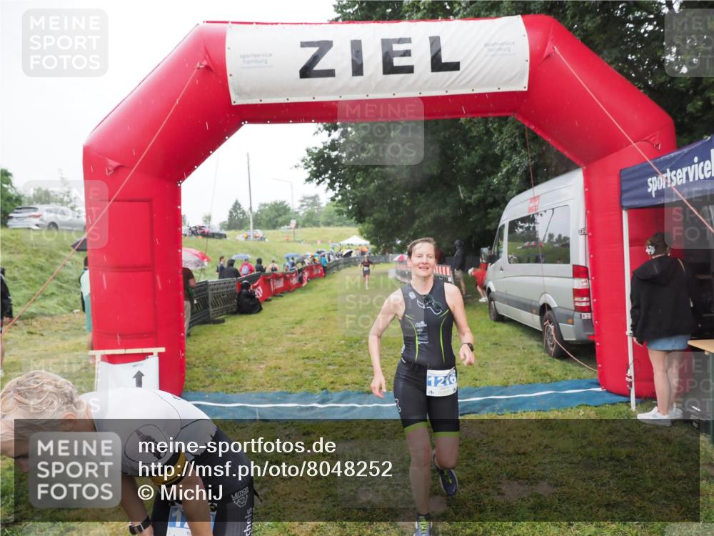 21.06.2025 - 27. Vierlanden-Triathlon MichiJ http://msf.ph/oto/8048252 15.06.2026 14:18:53 Ziel 1216, 1228 meine-sportfotos.de