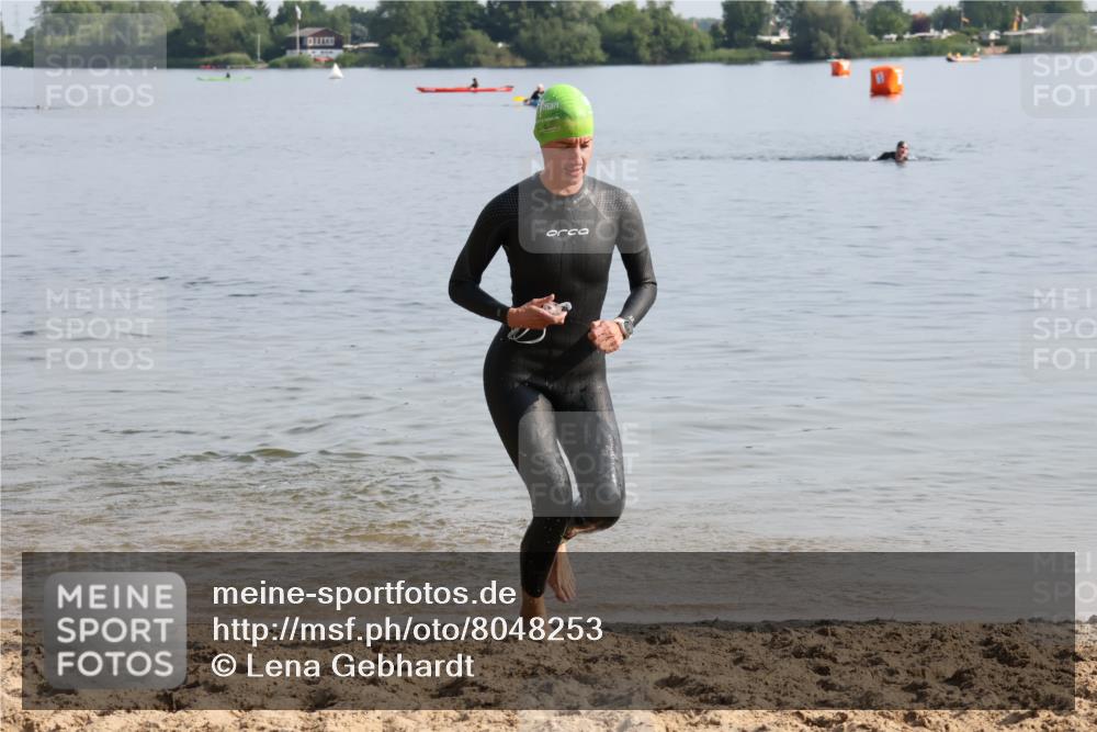 15.06.2025 - 27. Vierlanden-Triathlon Lena Gebhardt http://msf.ph/oto/8048253 15.06.2025 09:00:50 Schwimmen 58, 217 meine-sportfotos.de