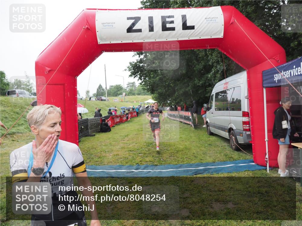 21.06.2025 - 27. Vierlanden-Triathlon MichiJ http://msf.ph/oto/8048254 15.06.2026 14:18:58 Ziel 1196, 1216 meine-sportfotos.de
