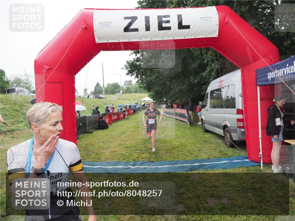 21.06.2025 - 27. Vierlanden-Triathlon MichiJ http://msf.ph/oto/8048257 15.06.2026 14:18:58 Ziel 1196, 1216 meine-sportfotos.de