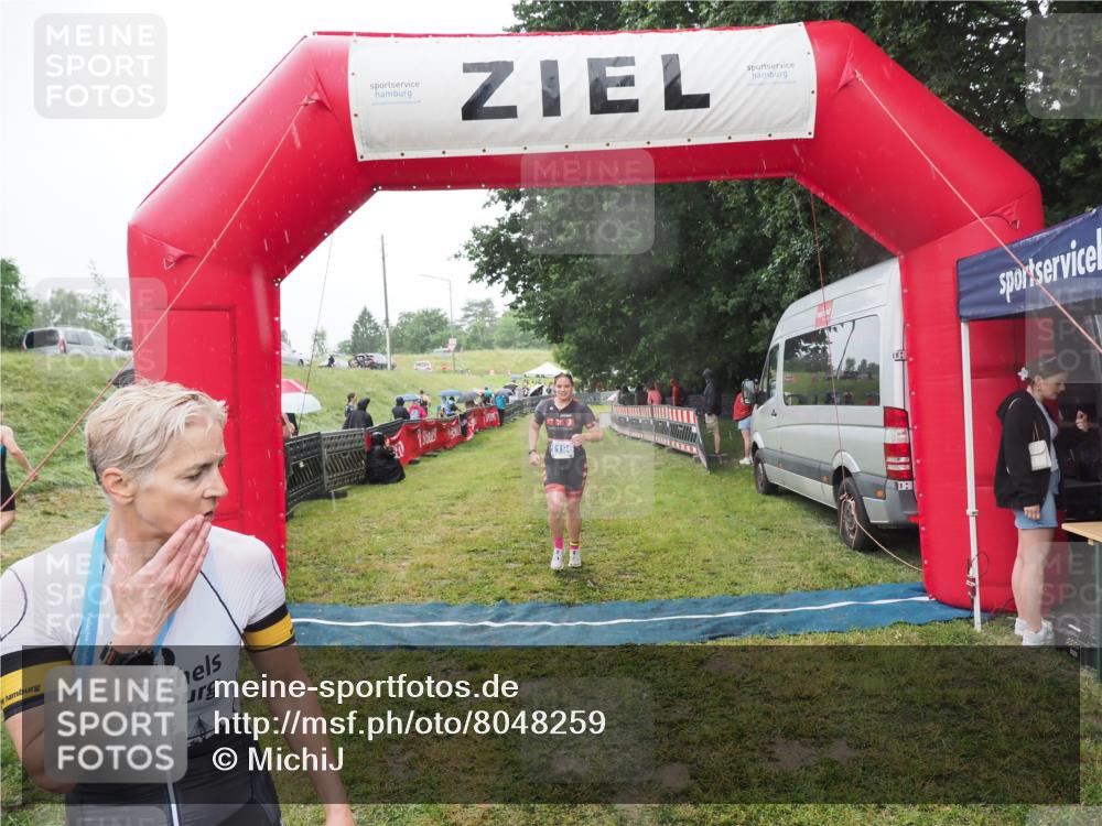 21.06.2025 - 27. Vierlanden-Triathlon MichiJ http://msf.ph/oto/8048259 15.06.2026 14:18:58 Ziel 1196, 1216 meine-sportfotos.de