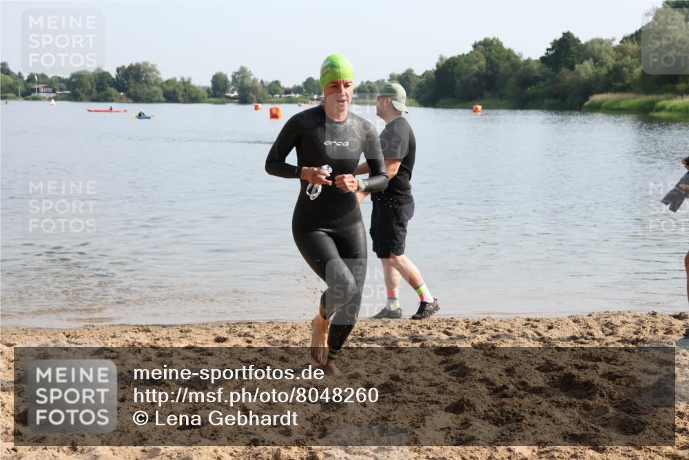 15.06.2025 - 27. Vierlanden-Triathlon Lena Gebhardt http://msf.ph/oto/8048260 15.06.2025 09:00:51 Schwimmen 217 meine-sportfotos.de