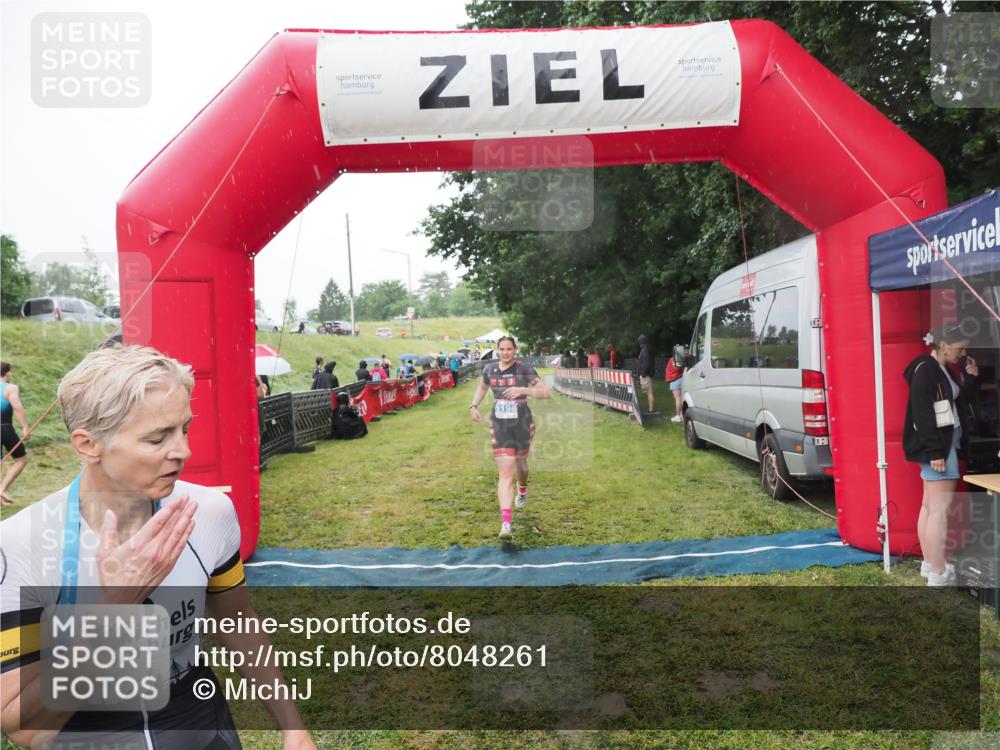 21.06.2025 - 27. Vierlanden-Triathlon MichiJ http://msf.ph/oto/8048261 15.06.2026 14:18:58 Ziel 1196, 1216 meine-sportfotos.de