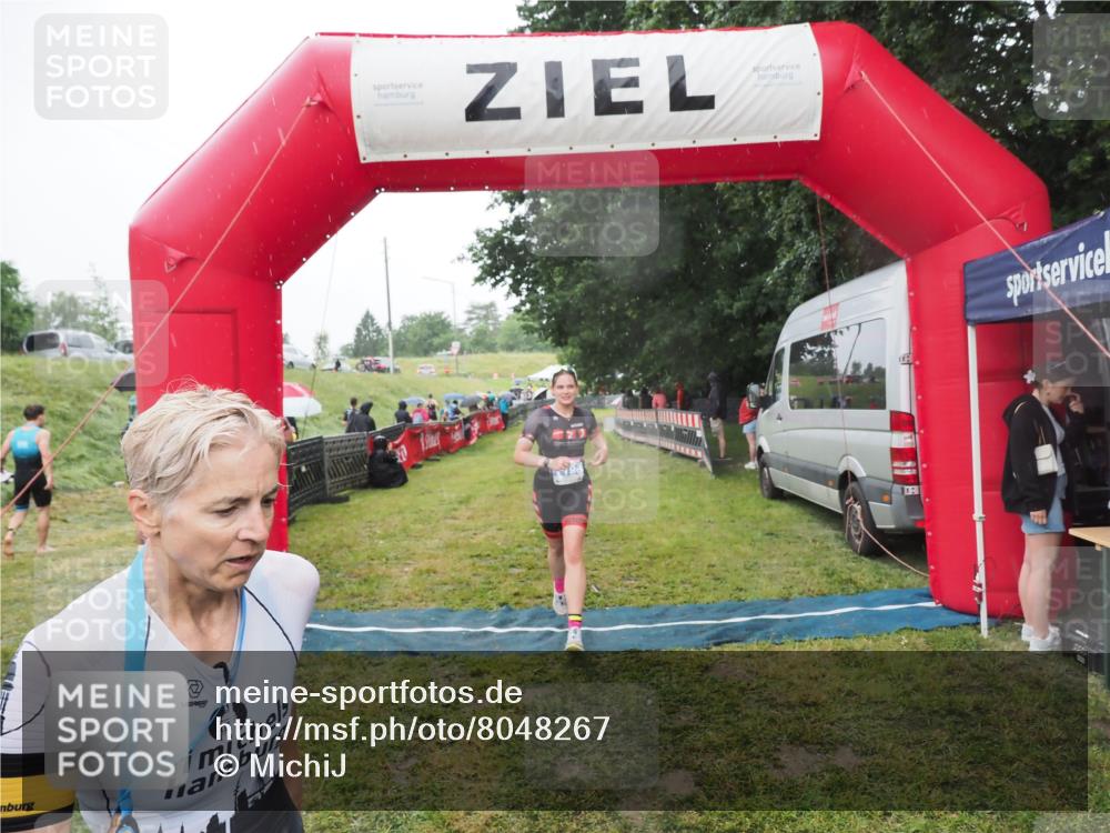 21.06.2025 - 27. Vierlanden-Triathlon MichiJ http://msf.ph/oto/8048267 15.06.2026 14:18:58 Ziel 1196, 1216 meine-sportfotos.de