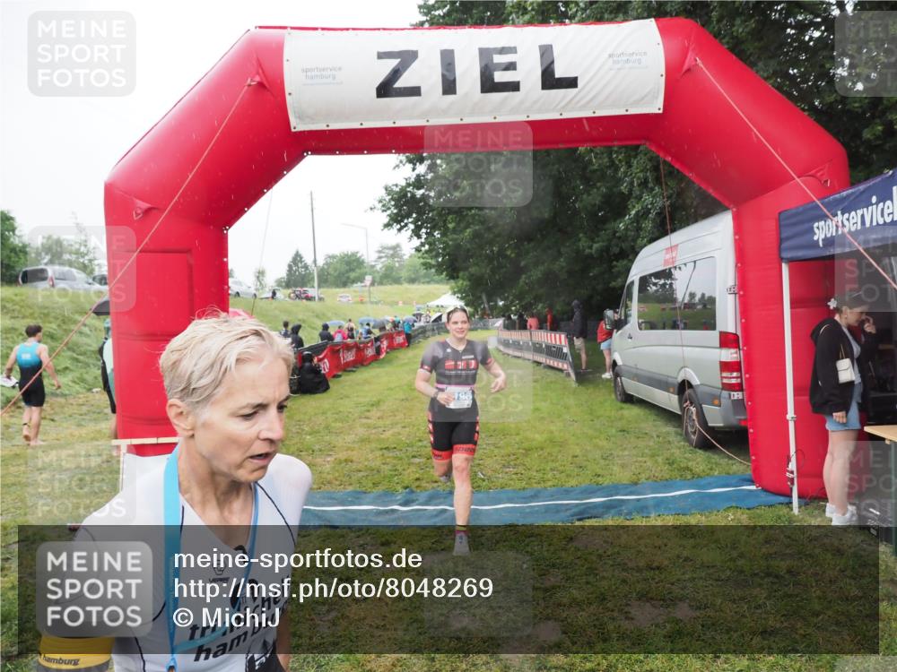 21.06.2025 - 27. Vierlanden-Triathlon MichiJ http://msf.ph/oto/8048269 15.06.2026 14:18:59 Ziel 1196, 1216 meine-sportfotos.de