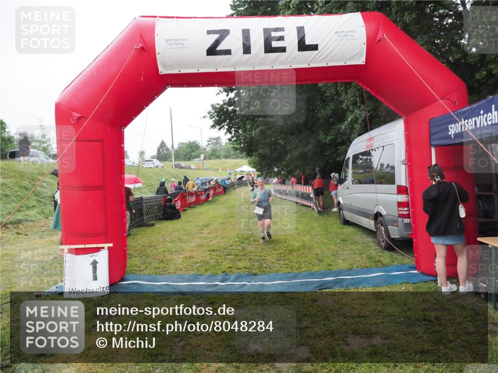 21.06.2025 - 27. Vierlanden-Triathlon MichiJ http://msf.ph/oto/8048284 15.06.2026 14:19:15 Ziel 905 meine-sportfotos.de