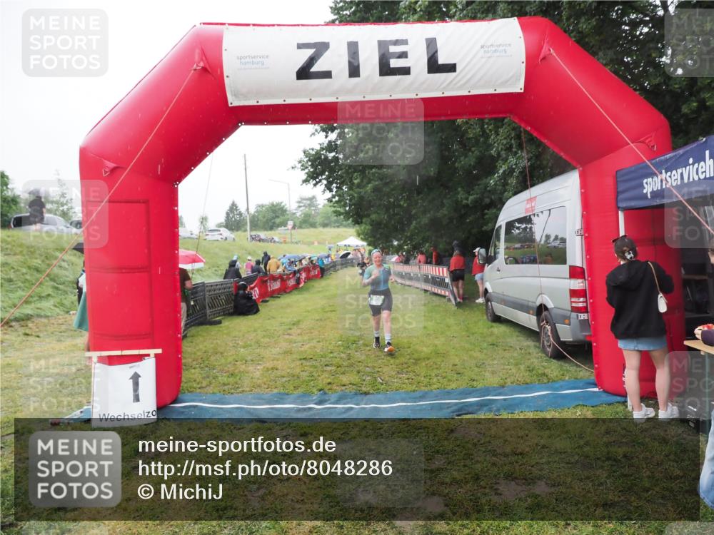 21.06.2025 - 27. Vierlanden-Triathlon MichiJ http://msf.ph/oto/8048286 15.06.2026 14:19:16 Ziel 905 meine-sportfotos.de