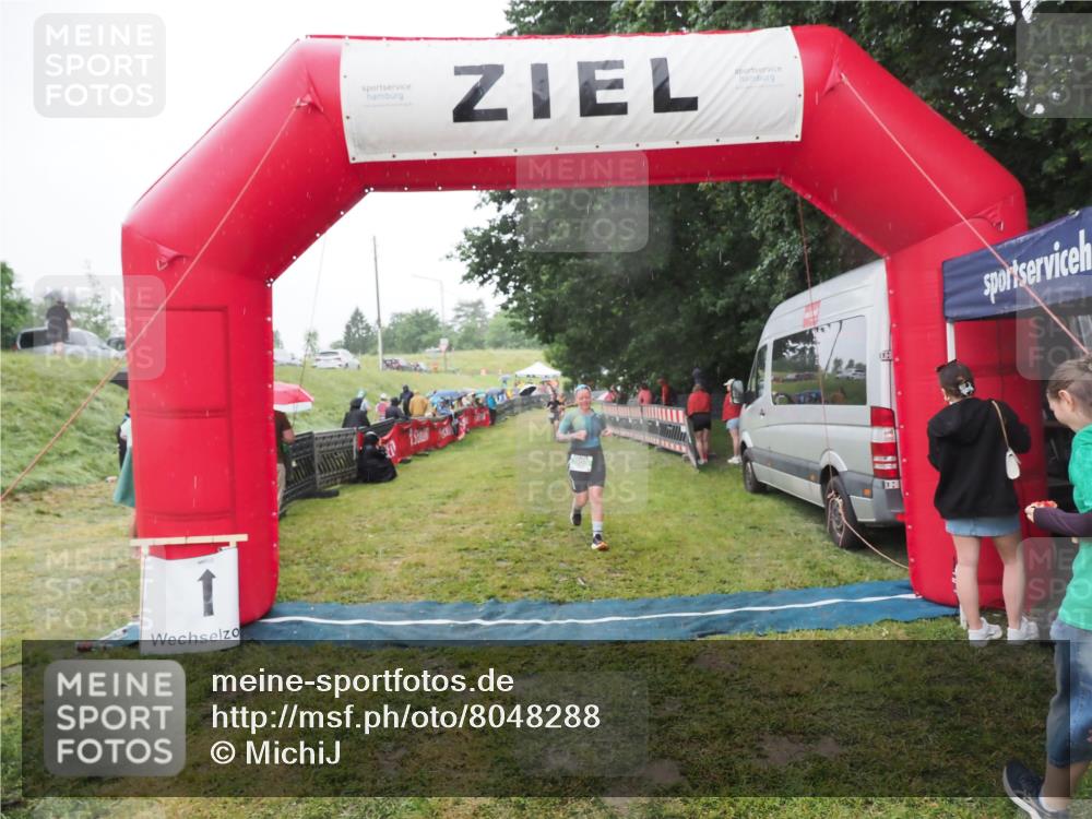 21.06.2025 - 27. Vierlanden-Triathlon MichiJ http://msf.ph/oto/8048288 15.06.2026 14:19:16 Ziel 905 meine-sportfotos.de