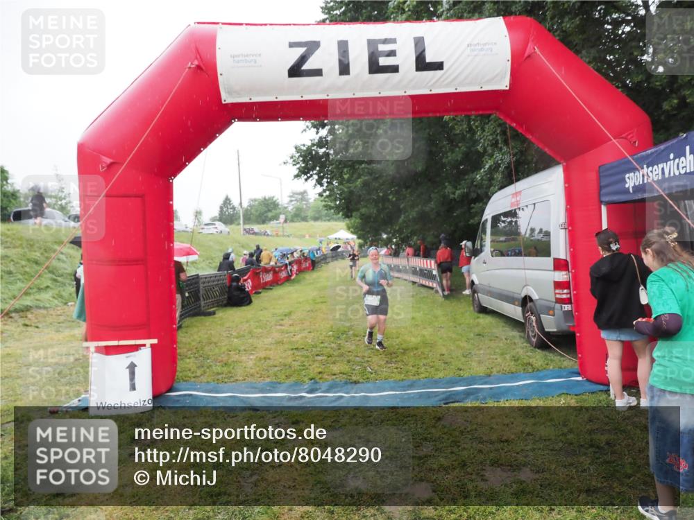 21.06.2025 - 27. Vierlanden-Triathlon MichiJ http://msf.ph/oto/8048290 15.06.2026 14:19:16 Ziel 905 meine-sportfotos.de
