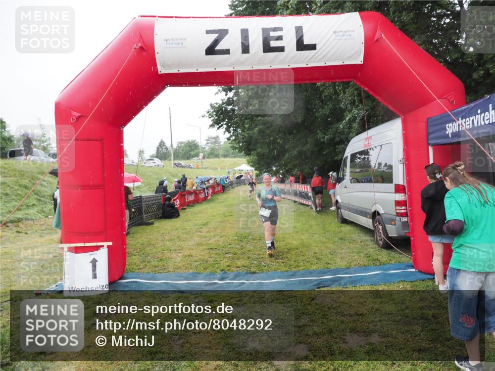 21.06.2025 - 27. Vierlanden-Triathlon MichiJ http://msf.ph/oto/8048292 15.06.2026 14:19:16 Ziel 905 meine-sportfotos.de