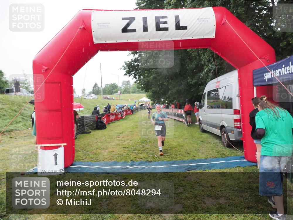 21.06.2025 - 27. Vierlanden-Triathlon MichiJ http://msf.ph/oto/8048294 15.06.2026 14:19:16 Ziel 905 meine-sportfotos.de