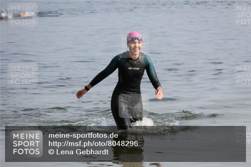 15.06.2025 - 27. Vierlanden-Triathlon Lena Gebhardt http://msf.ph/oto/8048296 15.06.2025 09:01:44 Schwimmen 206, 242 meine-sportfotos.de