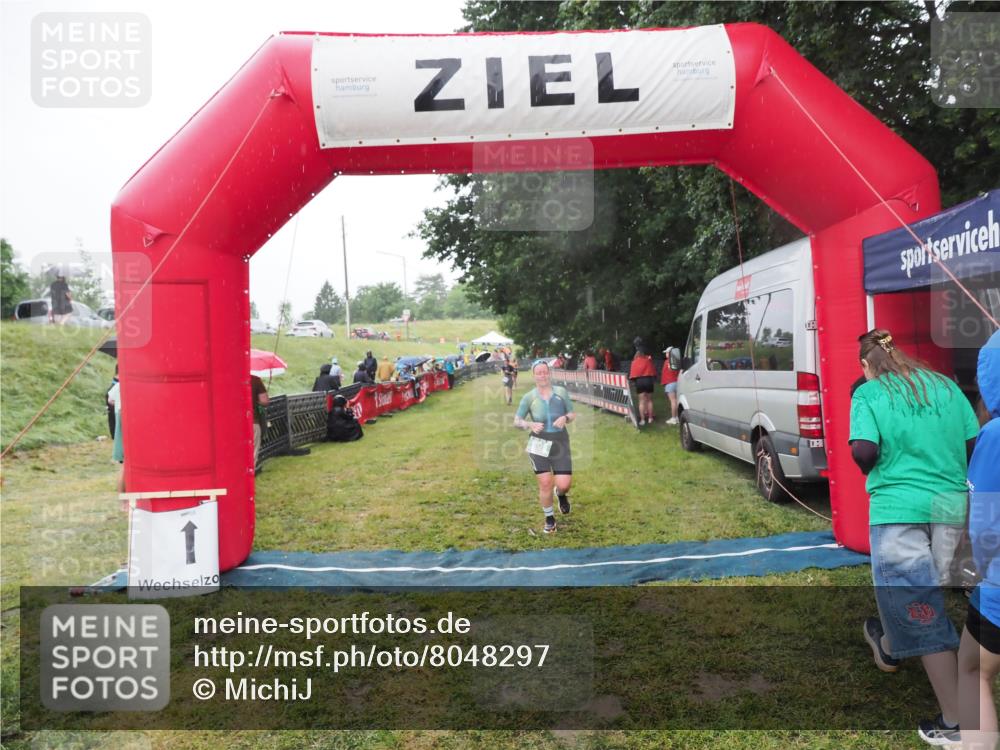 21.06.2025 - 27. Vierlanden-Triathlon MichiJ http://msf.ph/oto/8048297 15.06.2026 14:19:16 Ziel 905 meine-sportfotos.de