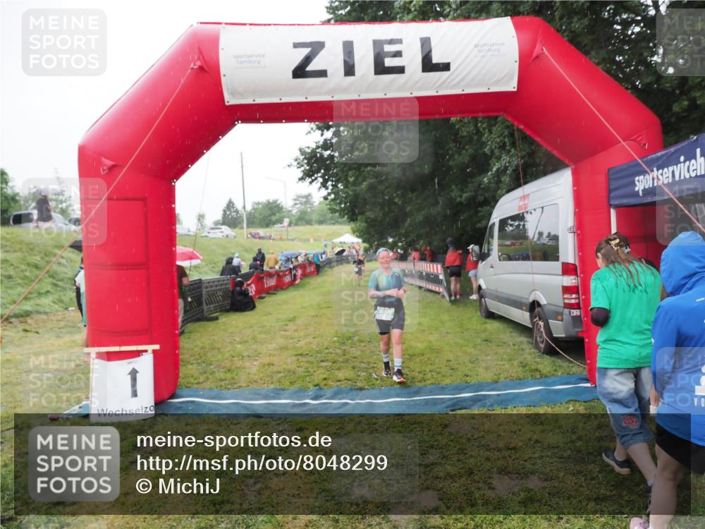 21.06.2025 - 27. Vierlanden-Triathlon MichiJ http://msf.ph/oto/8048299 15.06.2026 14:19:16 Ziel 905 meine-sportfotos.de