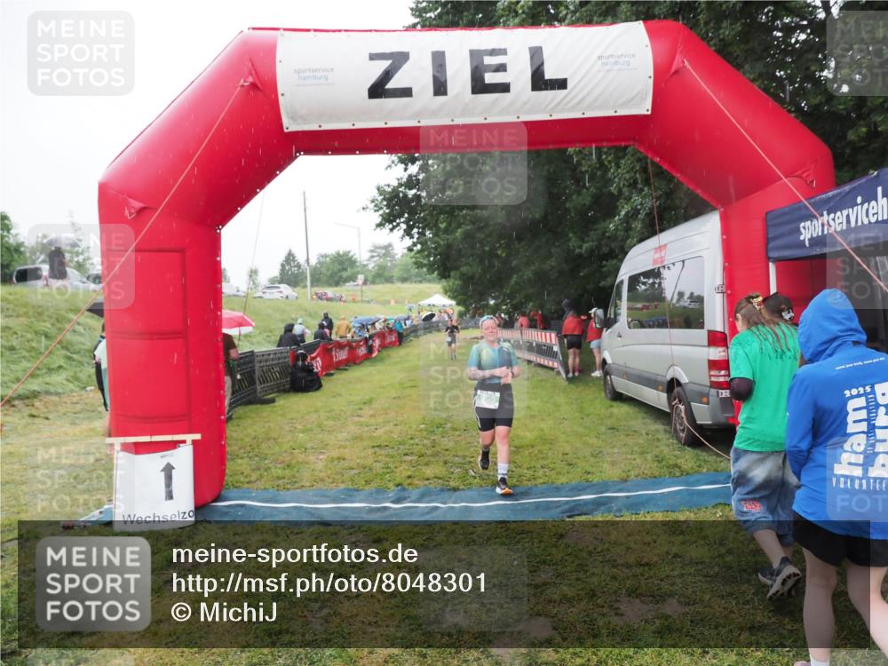 21.06.2025 - 27. Vierlanden-Triathlon MichiJ http://msf.ph/oto/8048301 15.06.2026 14:19:16 Ziel 905 meine-sportfotos.de