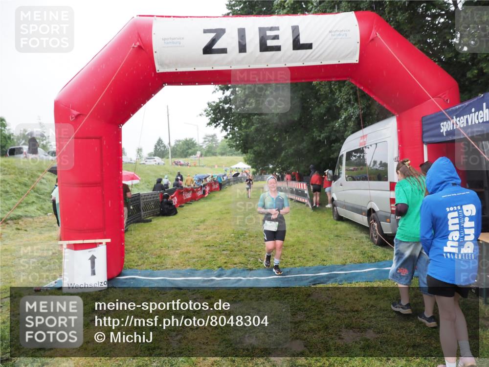 21.06.2025 - 27. Vierlanden-Triathlon MichiJ http://msf.ph/oto/8048304 15.06.2026 14:19:17 Ziel 905 meine-sportfotos.de