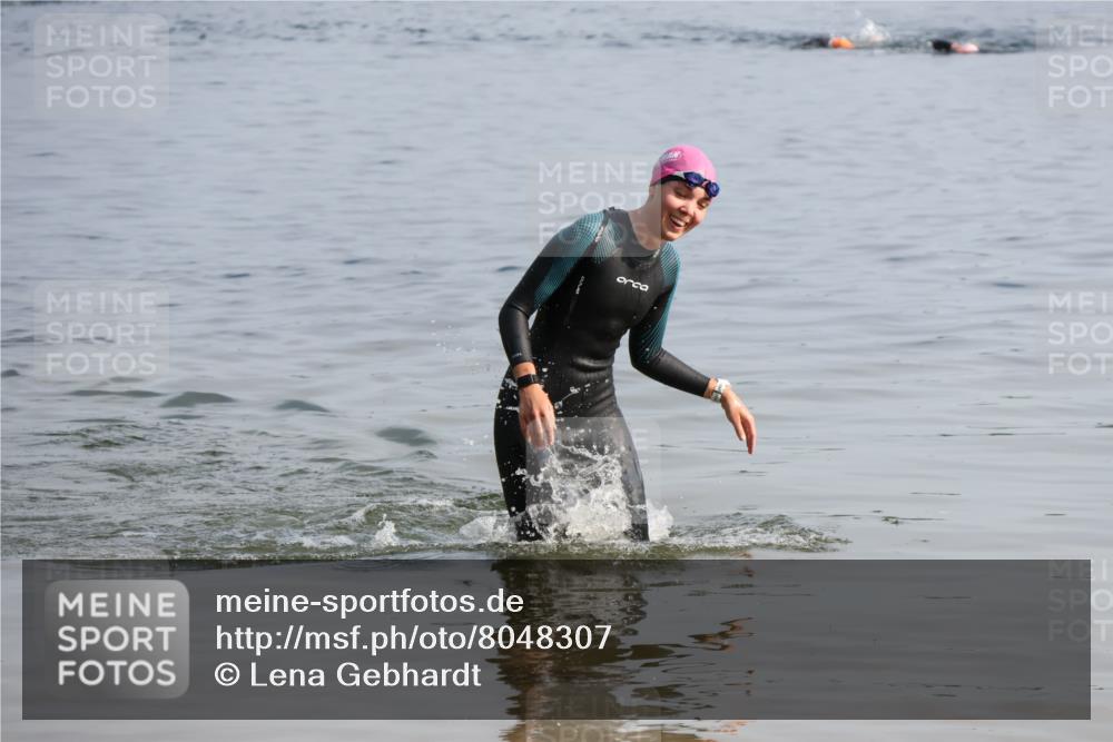 15.06.2025 - 27. Vierlanden-Triathlon Lena Gebhardt http://msf.ph/oto/8048307 15.06.2025 09:01:46 Schwimmen 196, 206, 214, 242 meine-sportfotos.de