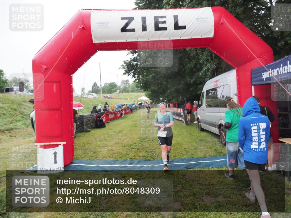 21.06.2025 - 27. Vierlanden-Triathlon MichiJ http://msf.ph/oto/8048309 15.06.2026 14:19:17 Ziel 905 meine-sportfotos.de