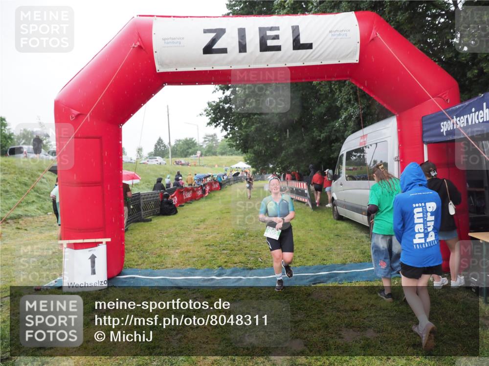 21.06.2025 - 27. Vierlanden-Triathlon MichiJ http://msf.ph/oto/8048311 15.06.2026 14:19:17 Ziel 905 meine-sportfotos.de