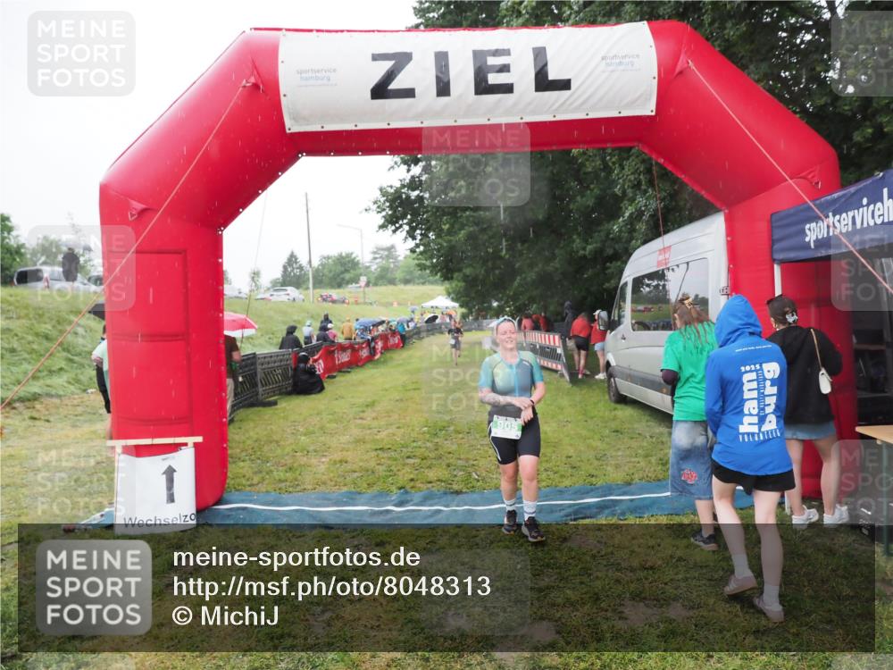 21.06.2025 - 27. Vierlanden-Triathlon MichiJ http://msf.ph/oto/8048313 15.06.2026 14:19:17 Ziel 905 meine-sportfotos.de