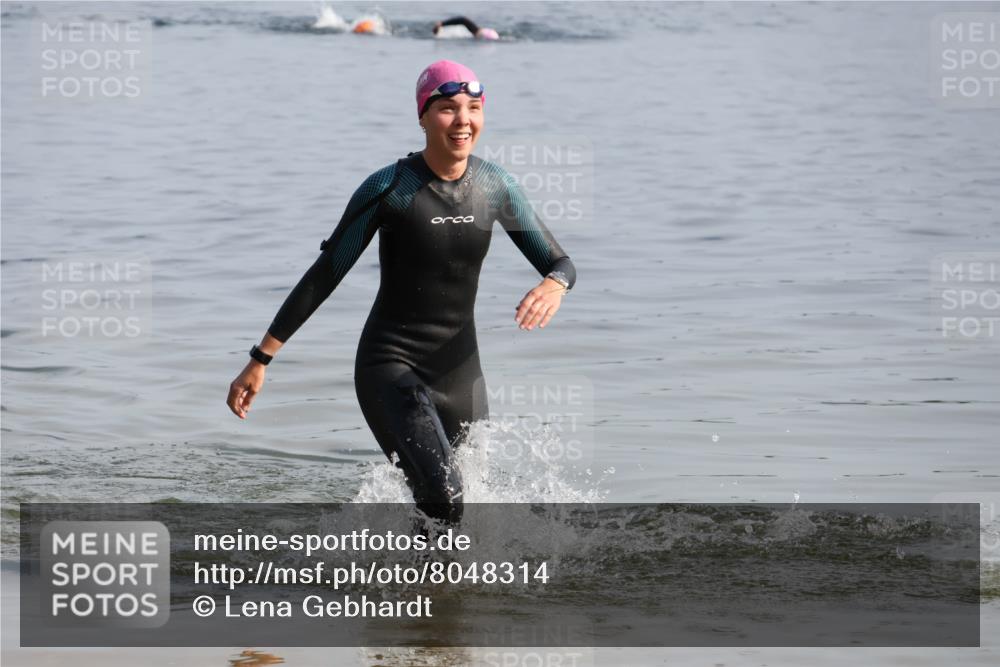 15.06.2025 - 27. Vierlanden-Triathlon Lena Gebhardt http://msf.ph/oto/8048314 15.06.2025 09:01:48 Schwimmen 196, 206, 214, 242 meine-sportfotos.de