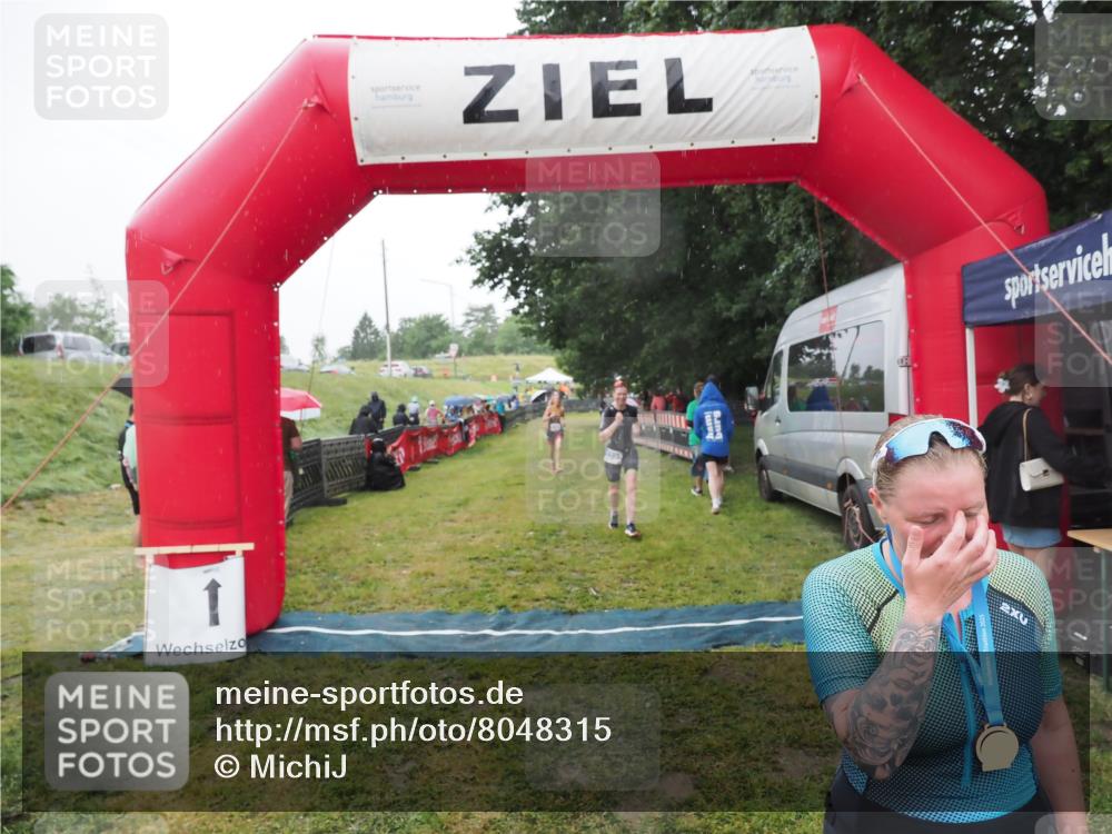 21.06.2025 - 27. Vierlanden-Triathlon MichiJ http://msf.ph/oto/8048315 15.06.2026 14:19:22 Ziel 905, 1181, 1203 meine-sportfotos.de