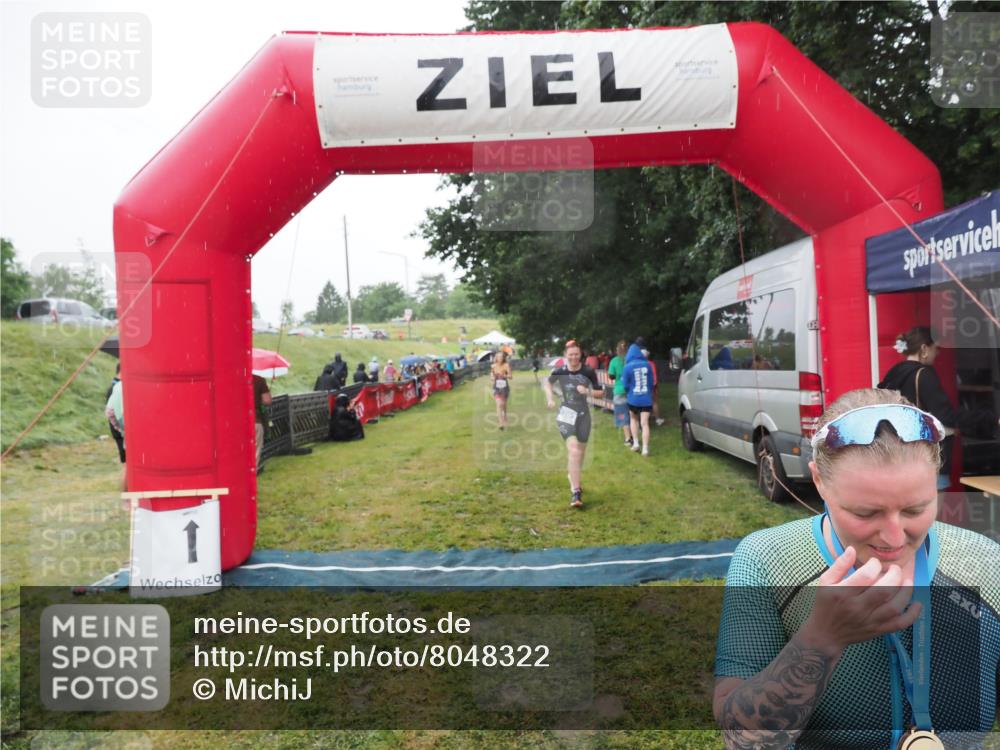 21.06.2025 - 27. Vierlanden-Triathlon MichiJ http://msf.ph/oto/8048322 15.06.2026 14:19:22 Ziel 905, 1181, 1203 meine-sportfotos.de