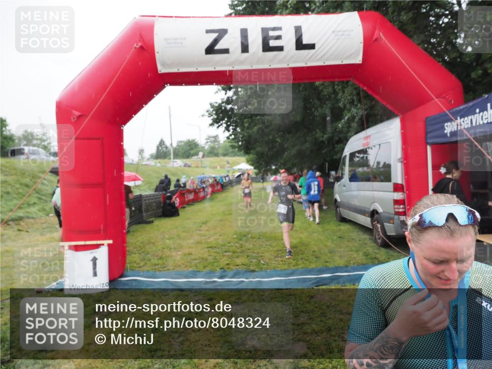 21.06.2025 - 27. Vierlanden-Triathlon MichiJ http://msf.ph/oto/8048324 15.06.2026 14:19:22 Ziel 905, 1181, 1203 meine-sportfotos.de