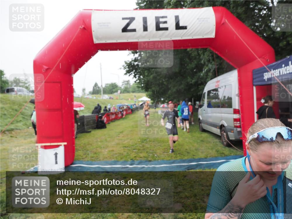 21.06.2025 - 27. Vierlanden-Triathlon MichiJ http://msf.ph/oto/8048327 15.06.2026 14:19:22 Ziel 905, 1181, 1203 meine-sportfotos.de