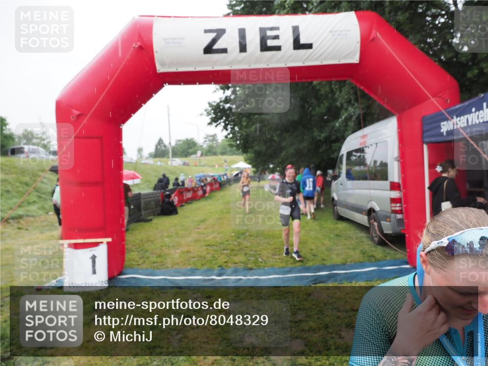 21.06.2025 - 27. Vierlanden-Triathlon MichiJ http://msf.ph/oto/8048329 15.06.2026 14:19:23 Ziel 905, 1181, 1203 meine-sportfotos.de