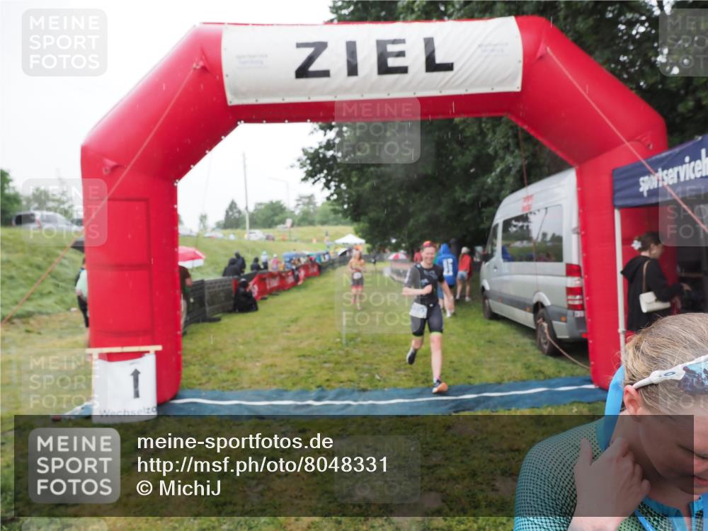 21.06.2025 - 27. Vierlanden-Triathlon MichiJ http://msf.ph/oto/8048331 15.06.2026 14:19:23 Ziel 905, 1181, 1203 meine-sportfotos.de