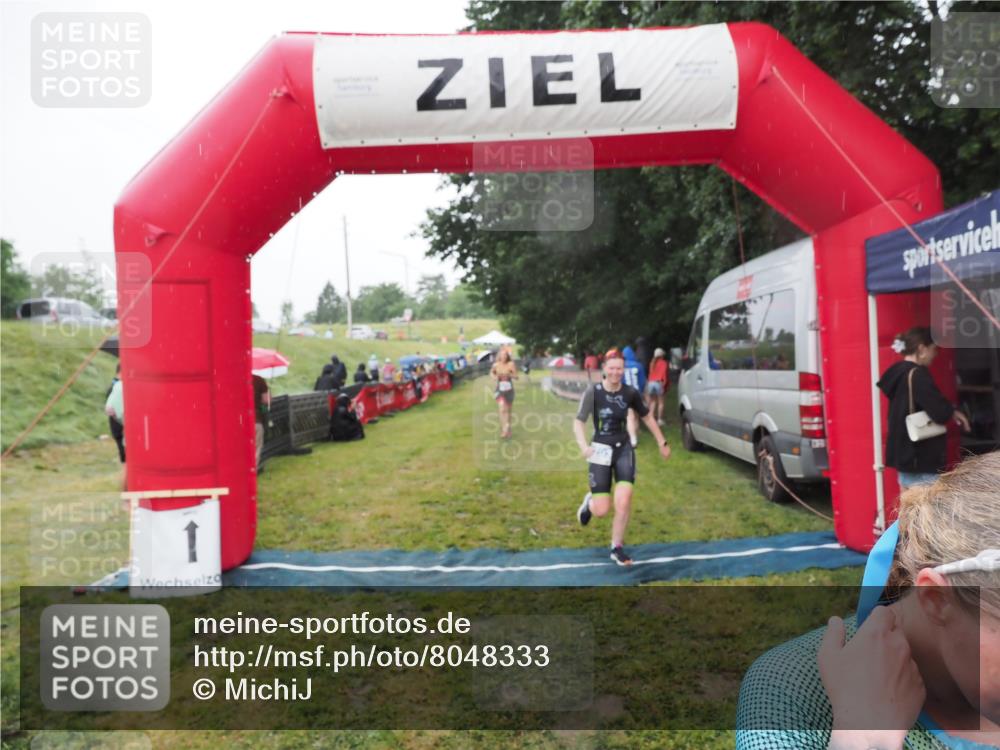21.06.2025 - 27. Vierlanden-Triathlon MichiJ http://msf.ph/oto/8048333 15.06.2026 14:19:23 Ziel 905, 1181, 1203 meine-sportfotos.de