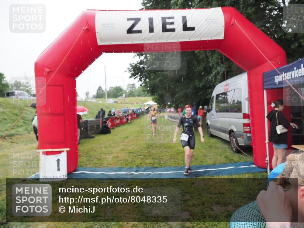 21.06.2025 - 27. Vierlanden-Triathlon MichiJ http://msf.ph/oto/8048335 15.06.2026 14:19:23 Ziel 905, 1181, 1203 meine-sportfotos.de