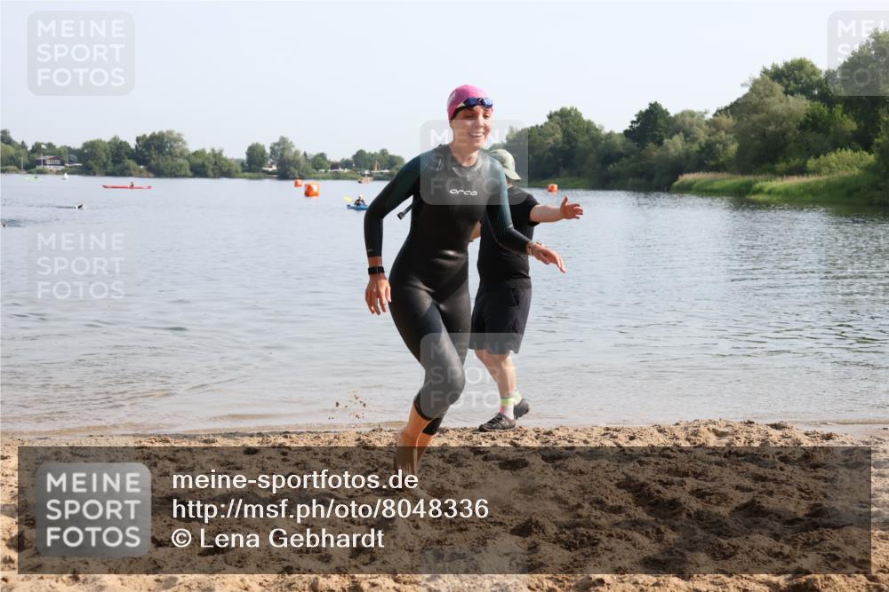 15.06.2025 - 27. Vierlanden-Triathlon Lena Gebhardt http://msf.ph/oto/8048336 15.06.2025 09:01:53 Schwimmen 196, 206, 214, 242 meine-sportfotos.de