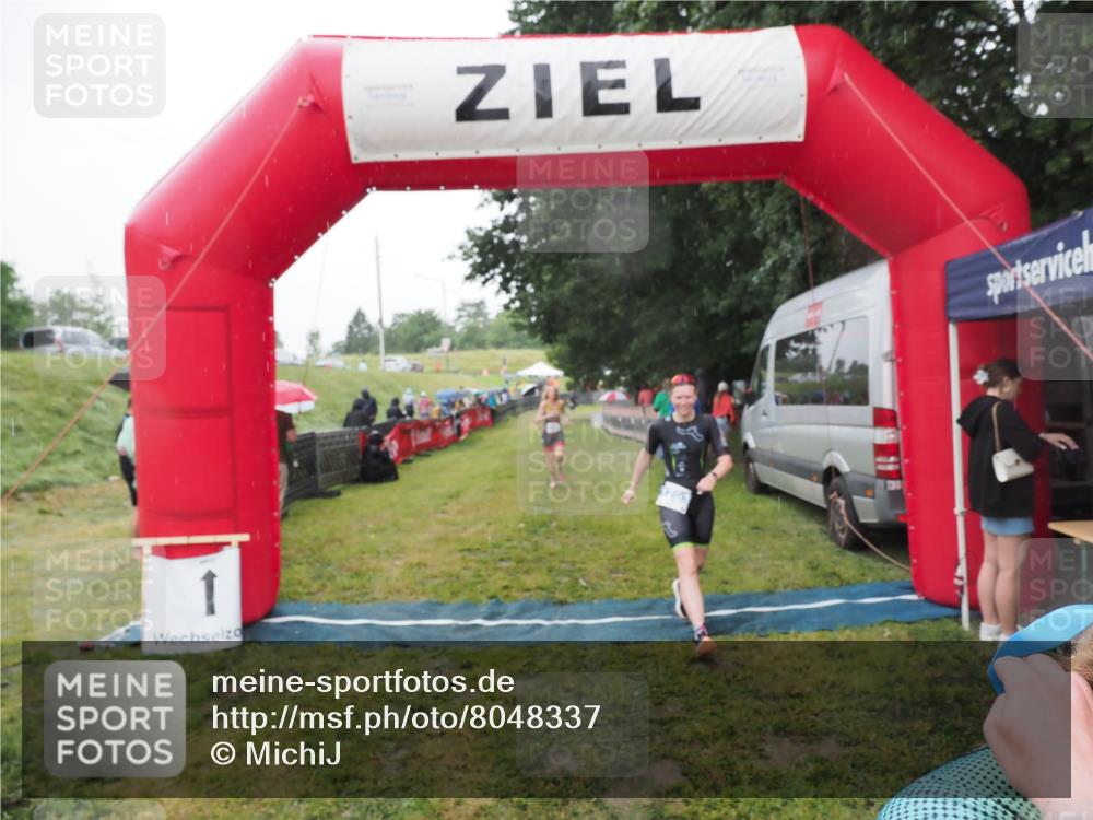 21.06.2025 - 27. Vierlanden-Triathlon MichiJ http://msf.ph/oto/8048337 15.06.2026 14:19:23 Ziel 905, 1181, 1203 meine-sportfotos.de
