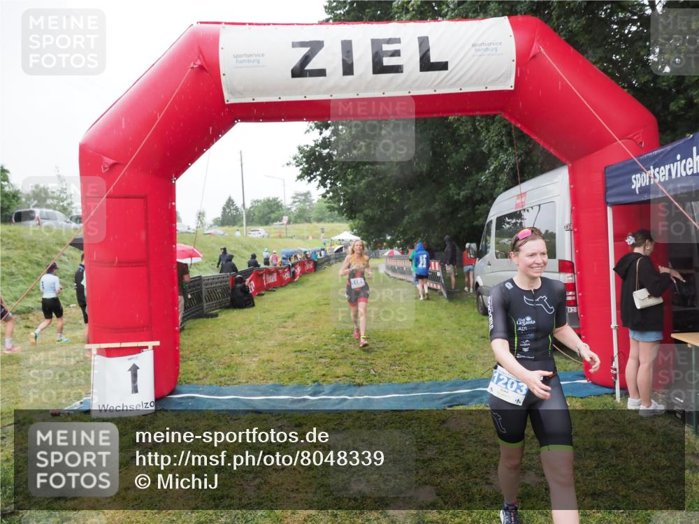21.06.2025 - 27. Vierlanden-Triathlon MichiJ http://msf.ph/oto/8048339 15.06.2026 14:19:25 Ziel 1181, 1203 meine-sportfotos.de