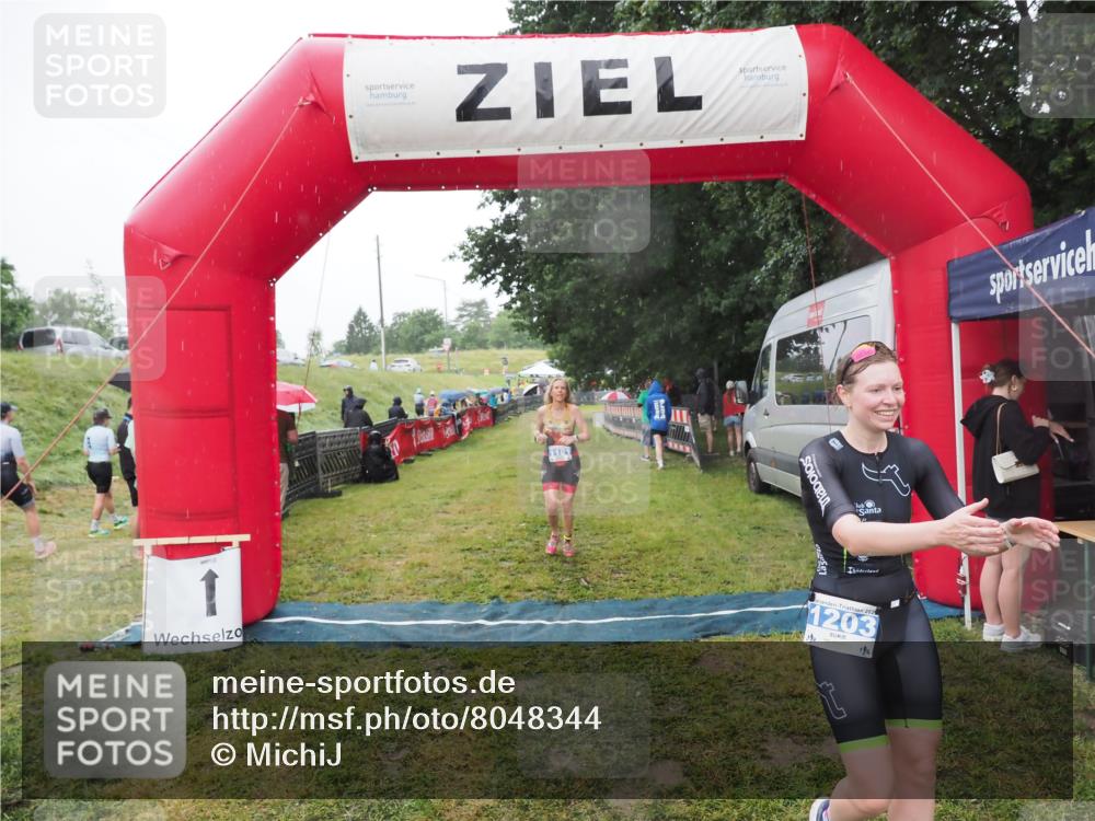 21.06.2025 - 27. Vierlanden-Triathlon MichiJ http://msf.ph/oto/8048344 15.06.2026 14:19:25 Ziel 1181, 1203 meine-sportfotos.de